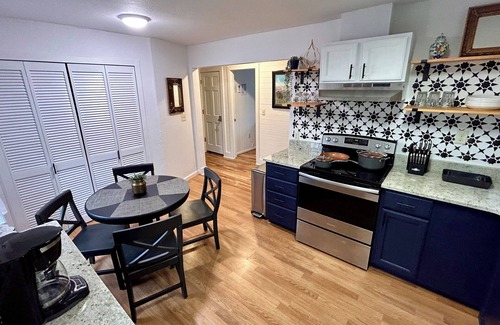 Chimney Rock Cabaña | CHIMNEY ROCK VIEW 2 bedroom cottage in Lake Lure, pet friendly.