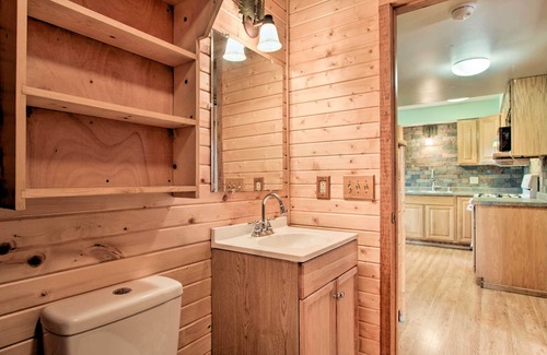 Warrens Cabina | Cozy Resort Cabin in the Heart of Warrens!
