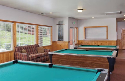 Big Bear Lake Complejo | Cozy resort in charming Big Bear Lake with AC, fitness room, WiFi