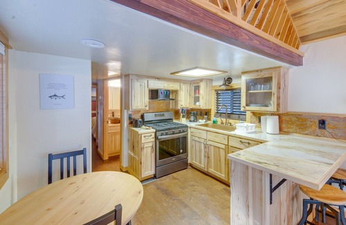 Lake Almanor Peninsula Cabina | Cozy & Restful Cabin, Steps to Lake Almanor