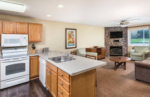 Lake Delton Condominio | Cozy Retreat: 2BR King Suite @ Wyndham Tamarack