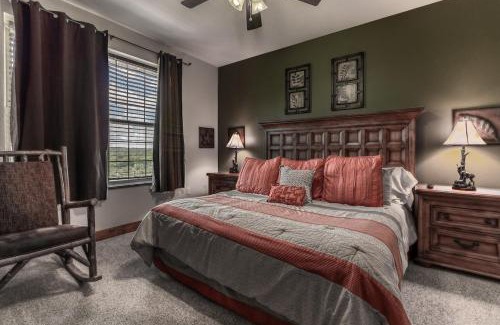 Pigeon Forge Casa | Cozy Retreat 2BR Condo with Jacuzzi & Indoor Pool