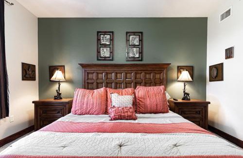 Pigeon Forge Casa | Cozy Retreat 2BR Condo with Jacuzzi & Indoor Pool