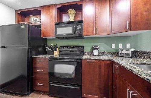 Pigeon Forge Casa | Cozy Retreat 2BR Condo with Jacuzzi & Indoor Pool