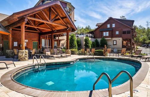 Pigeon Forge Casa | Cozy Retreat 2BR Condo with Jacuzzi & Indoor Pool