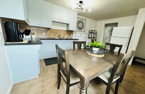 Pincher Creek Apartamento | Cozy retreat 30 mins from Waterton National Park and Castle Ski Resort