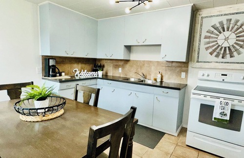Pincher Creek Apartamento | Cozy retreat 30 mins from Waterton National Park and Castle Ski Resort