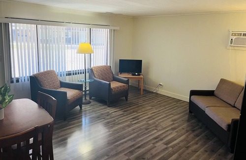Shawano Complejo | Cozy retreat across the street from Shawano Lake.