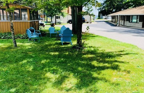 Shawano Complejo | Cozy retreat across the street from Shawano Lake.