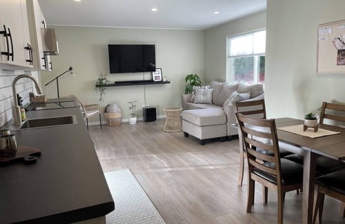 Kamloops Casa | Cozy retreat in Aberdeen Hills. Close to all amenities. Small dogs welcome.