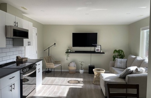 Kamloops Casa | Cozy retreat in Aberdeen Hills. Close to all amenities. Small dogs welcome.