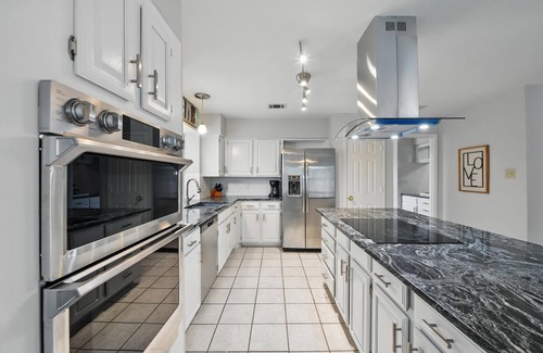 Flower Mound Casa | Cozy Retreat in Flower Mound with game room and pool near Legoland/SeaLife