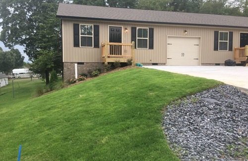 Cleveland Casa | Cozy Retreat King Bed & Kitchen Near Lee