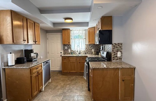 Yeadon Casa | 3br Cozy 15 mins from downtown Philly,deck,grille,quaint,good neighborhood