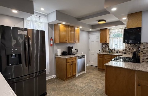 Yeadon Casa | 3br Cozy 15 mins from downtown Philly,deck,grille,quaint,good neighborhood