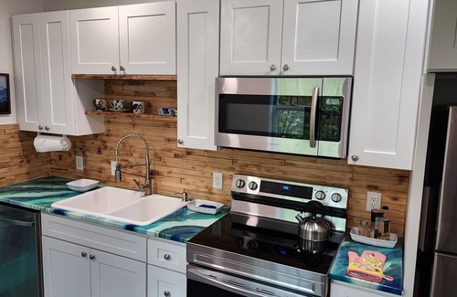 Gainesville Cabaña | Cozy retreat near UF, downtown, Shands, and the Gainesville Airport