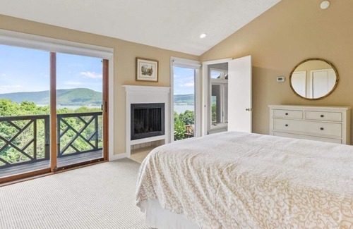 Naples Casa | Cozy Retreat overlooking Canadaigua Lake w Hot Tub