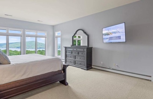 Naples Casa | Cozy Retreat overlooking Canadaigua Lake w Hot Tub