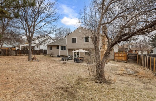 Rockrimmon Casa | Cozy Retreat w/ Fireplace, Big Yard & Kitchen - 10 min to GotG and USAF!
