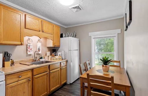 Laconia Casa | Cozy Retreat – Walk to the Lake!