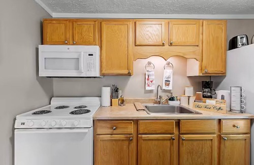 Laconia Casa | Cozy Retreat – Walk to the Lake!