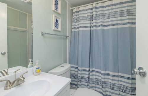Wildwood Point Casa | Cozy retreat waterfront on beautiful Lake Gaston with community pool.