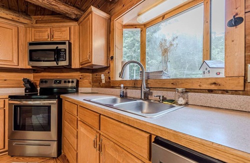 Dahlonega Casa | Cozy Retreat with a Hot Tub!