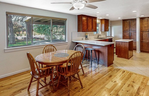 Southeast Bend Casa | Cozy retreat with hot tub, high speed WiFi, dog-friendly