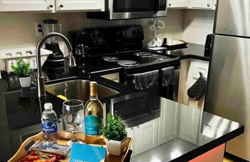 South Miami Apartamento | Cozy retreat with pool, grill, hot tub, gym, pet friendly and free parking,