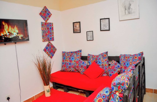 Ukunda Apartamento | Cozy Retreat with Unique Decor Close to Center, Beach, and Restaurants