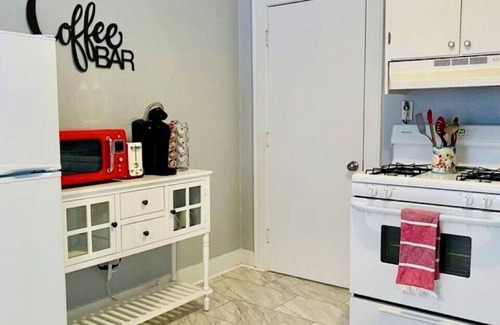 Muskogee Casa | Cozy Retro Retreat in Honor Heights