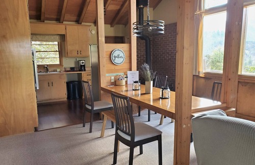 Hiawassee Cabina | Cozy Ridge Top Mountain Cabin - A World Away