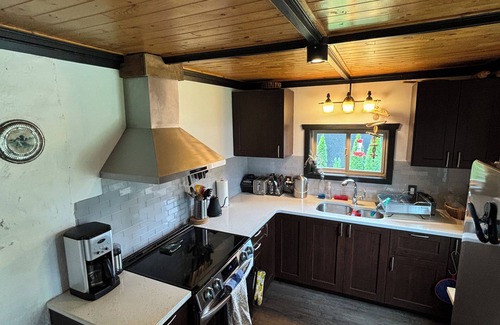 Harrison Hot Springs Cabaña | Cozy Riverside Cottage with Private Hot Tub
