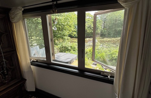Harrison Hot Springs Cabaña | Cozy Riverside Cottage with Private Hot Tub