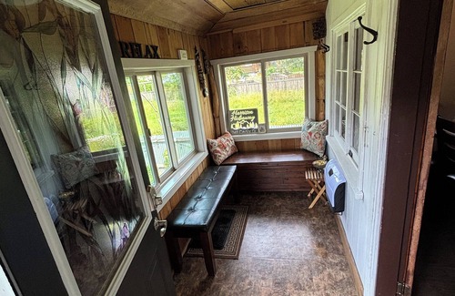 Harrison Hot Springs Cabaña | Cozy Riverside Cottage with Private Hot Tub
