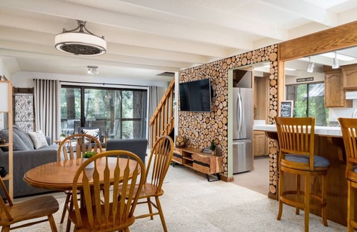 Pollock Pines Cabina | Cozy River Cabin/HOT TUB/Escape from the Bay