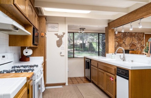 Pollock Pines Cabina | Cozy River Cabin/HOT TUB/Escape from the Bay