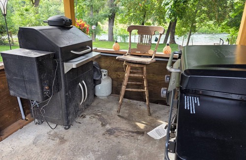 Grants Pass Cabina | Cozy river cabin with hot tub, great fishing, and peaceful nature views.