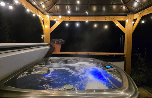 Grants Pass Cabina | Cozy river cabin with hot tub, great fishing, and peaceful nature views.