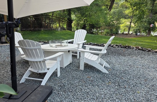 Grants Pass Cabina | Cozy river cabin with hot tub, great fishing, and peaceful nature views.