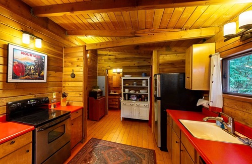 Brightwood Cabina | Cozy riverfront cabin with wood-burning fireplace, lovely deck, and washer/dryer