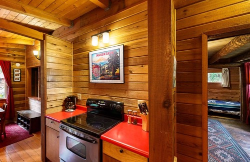 Brightwood Cabina | Cozy riverfront cabin with wood-burning fireplace, lovely deck, and washer/dryer