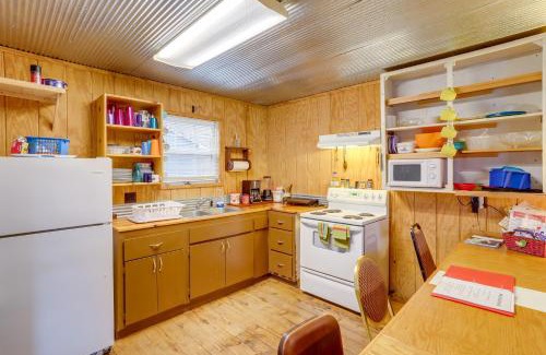 Hardy Casa | Cozy Riverfront Cabin about 2 Mi to Main Street Hardy