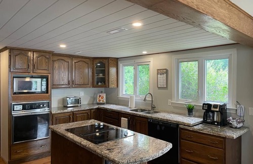 Merrickville-Wolford Cabaña | Cozy Riverfront Cottage by Rideau River
