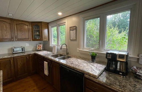 Merrickville-Wolford Cabaña | Cozy Riverfront Cottage by Rideau River