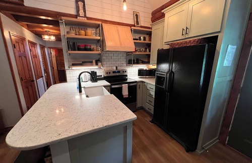 Fayetteville Cabina | Cozy, Riverfront ENTIRE Cabin