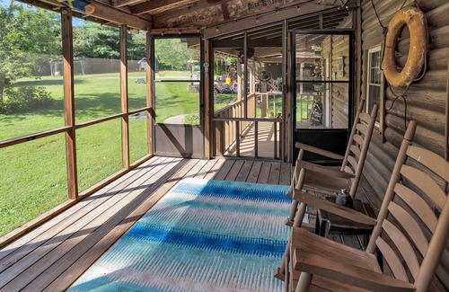 Fayetteville Cabina | Cozy, Riverfront ENTIRE Cabin