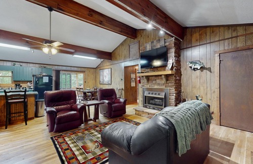 Ellijay Cabina | Cozy riverfront home with tubes, fishing, full kitchen & peaceful views