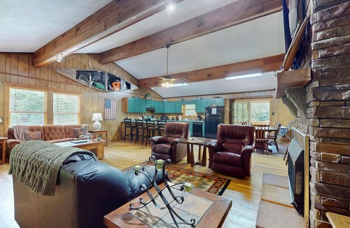 Ellijay Cabina | Cozy riverfront home with tubes, fishing, full kitchen & peaceful views