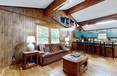 Ellijay Cabina | Cozy riverfront home with tubes, fishing, full kitchen & peaceful views